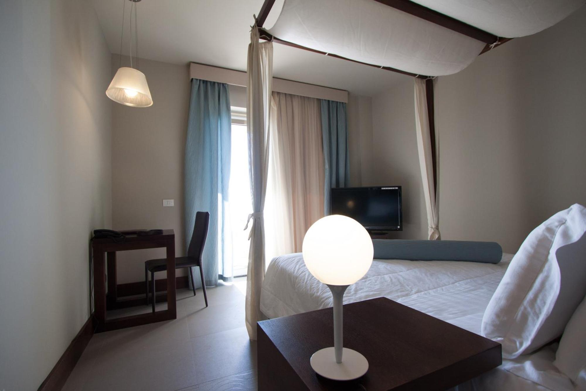 Main Palace Hotel Roccalumera Ngoại thất bức ảnh
