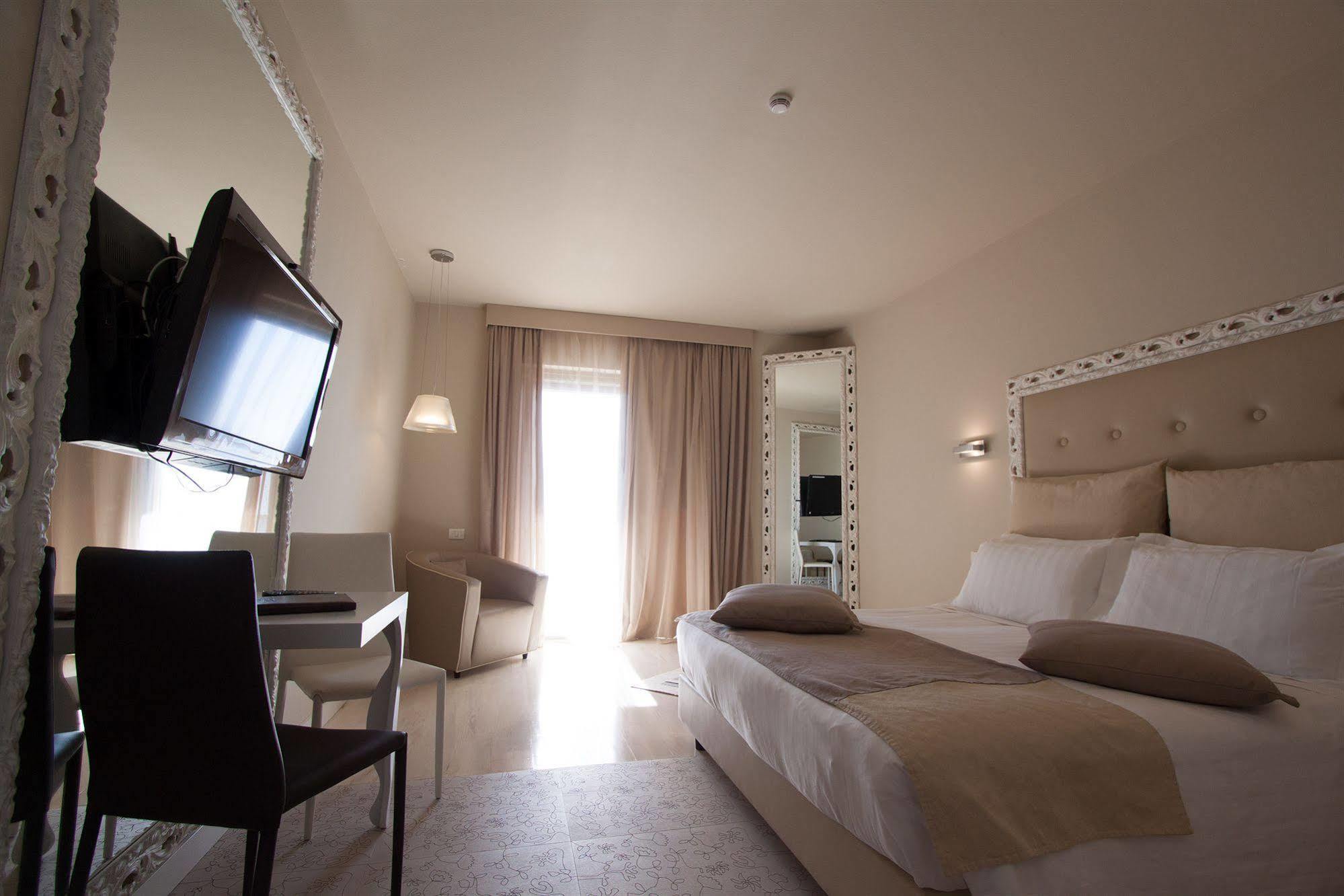 Main Palace Hotel Roccalumera Ngoại thất bức ảnh